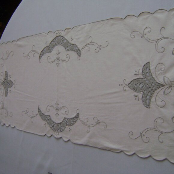 Vintage Scallop edgedTable Runner and Eight Placemats, Off white with Embroidery - Picture 2 of 7